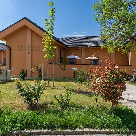 Pension Pannonia Parndorf Exteriör bild