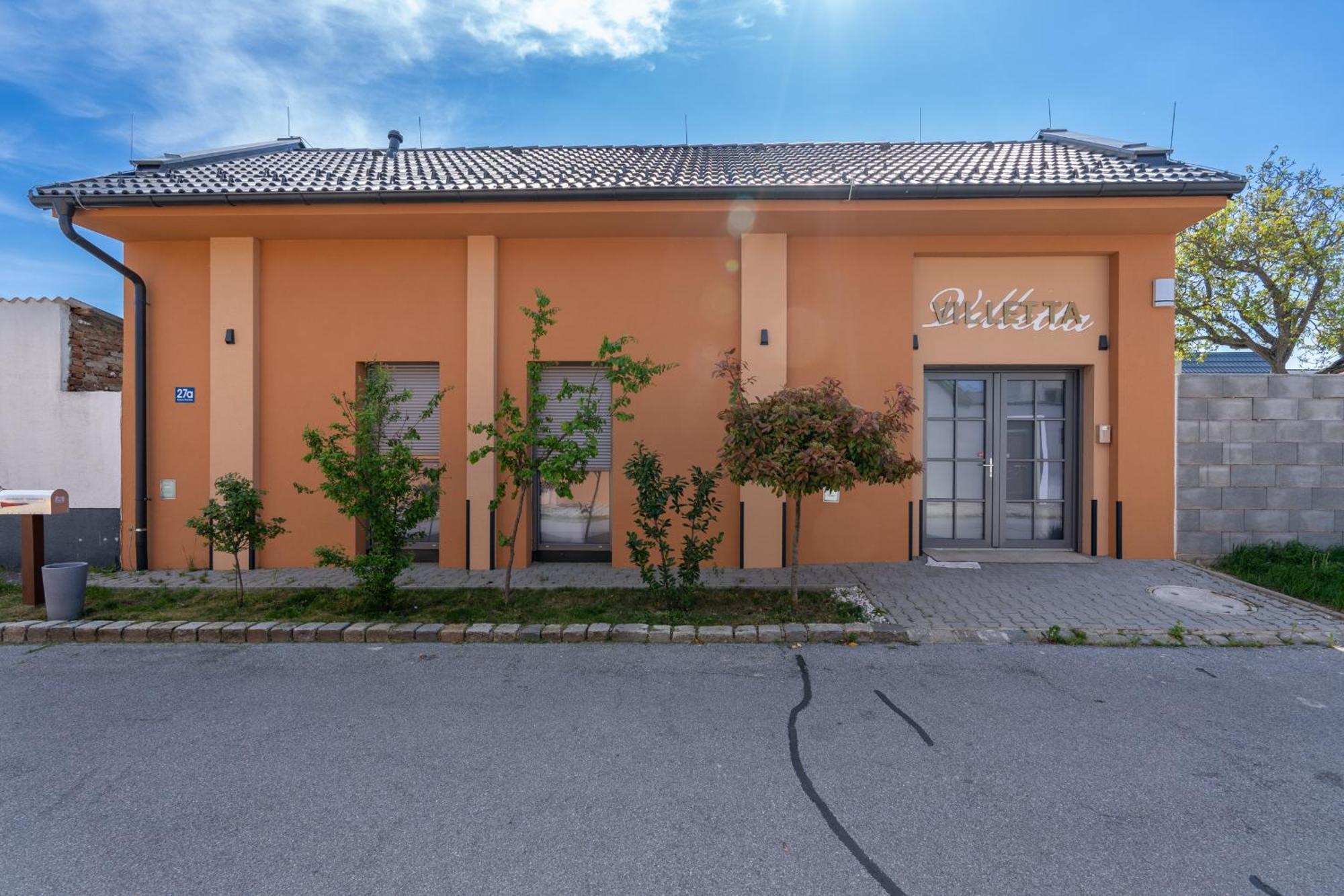 Pension Pannonia Parndorf Exteriör bild