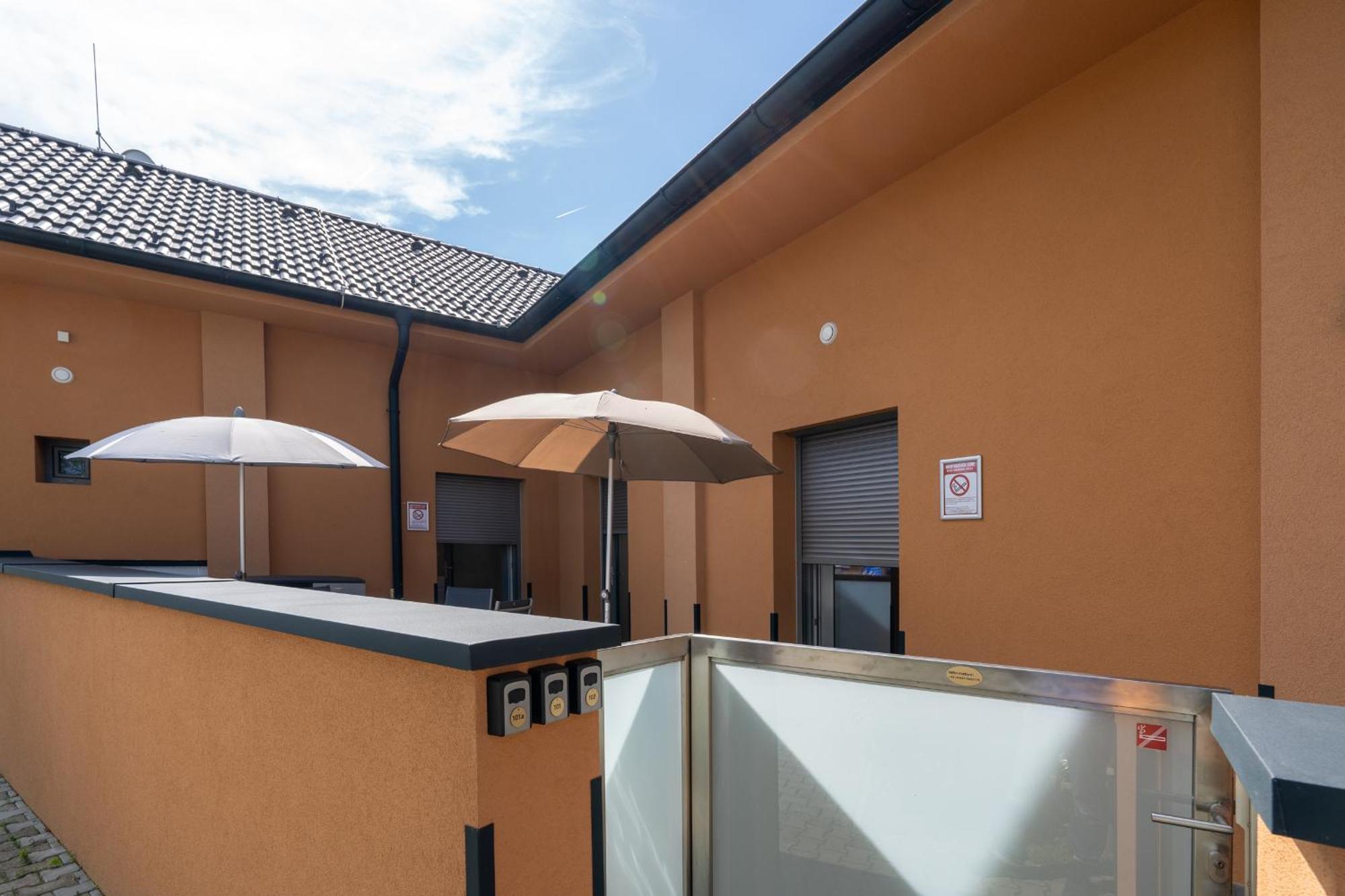 Pension Pannonia Parndorf Exteriör bild