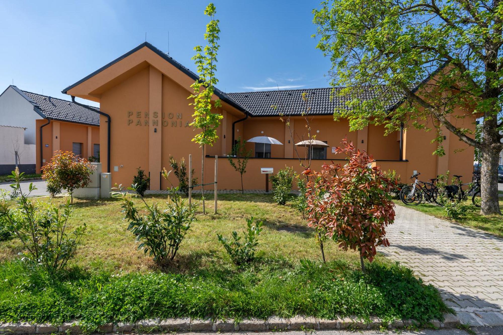 Pension Pannonia Parndorf Exteriör bild
