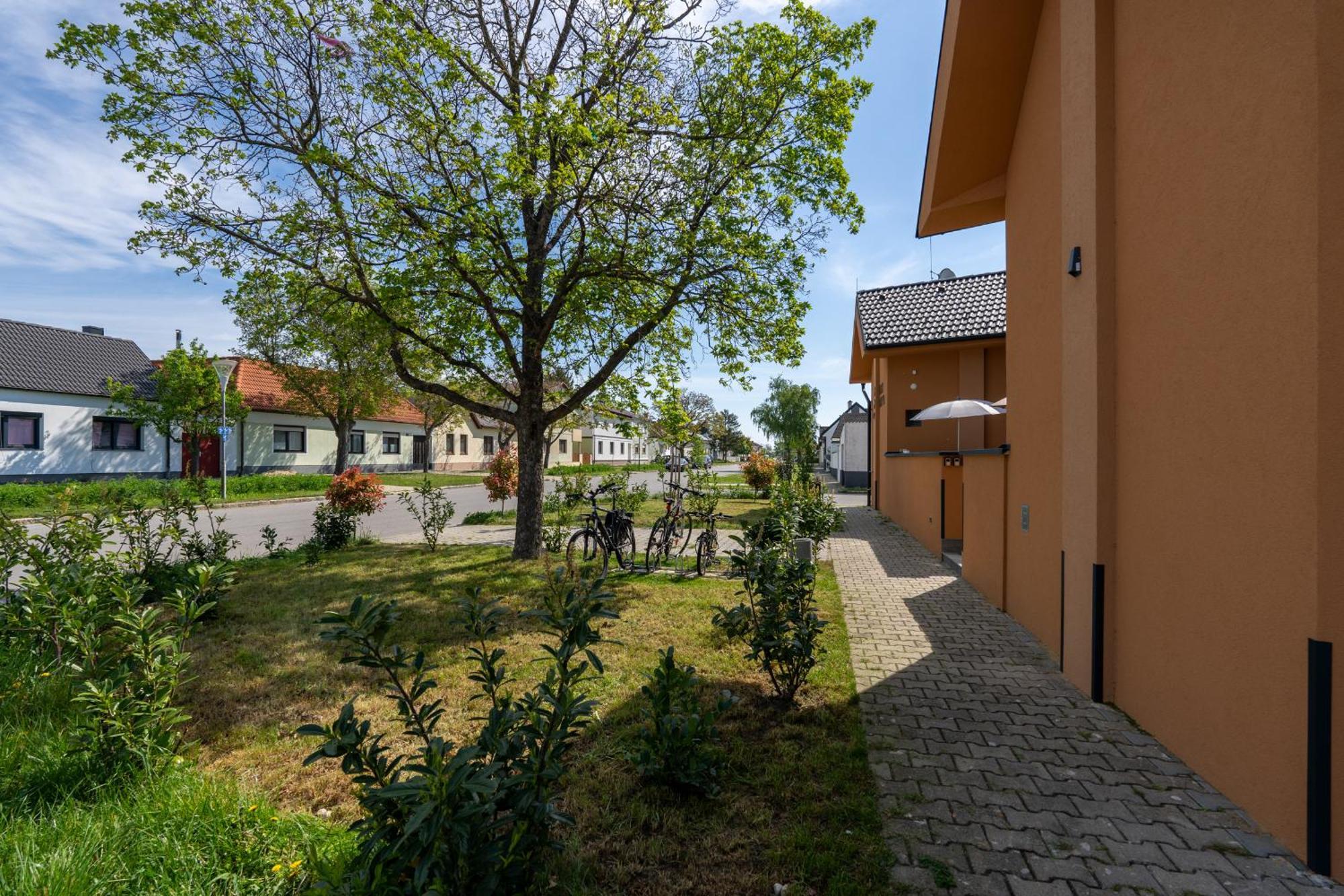 Pension Pannonia Parndorf Exteriör bild