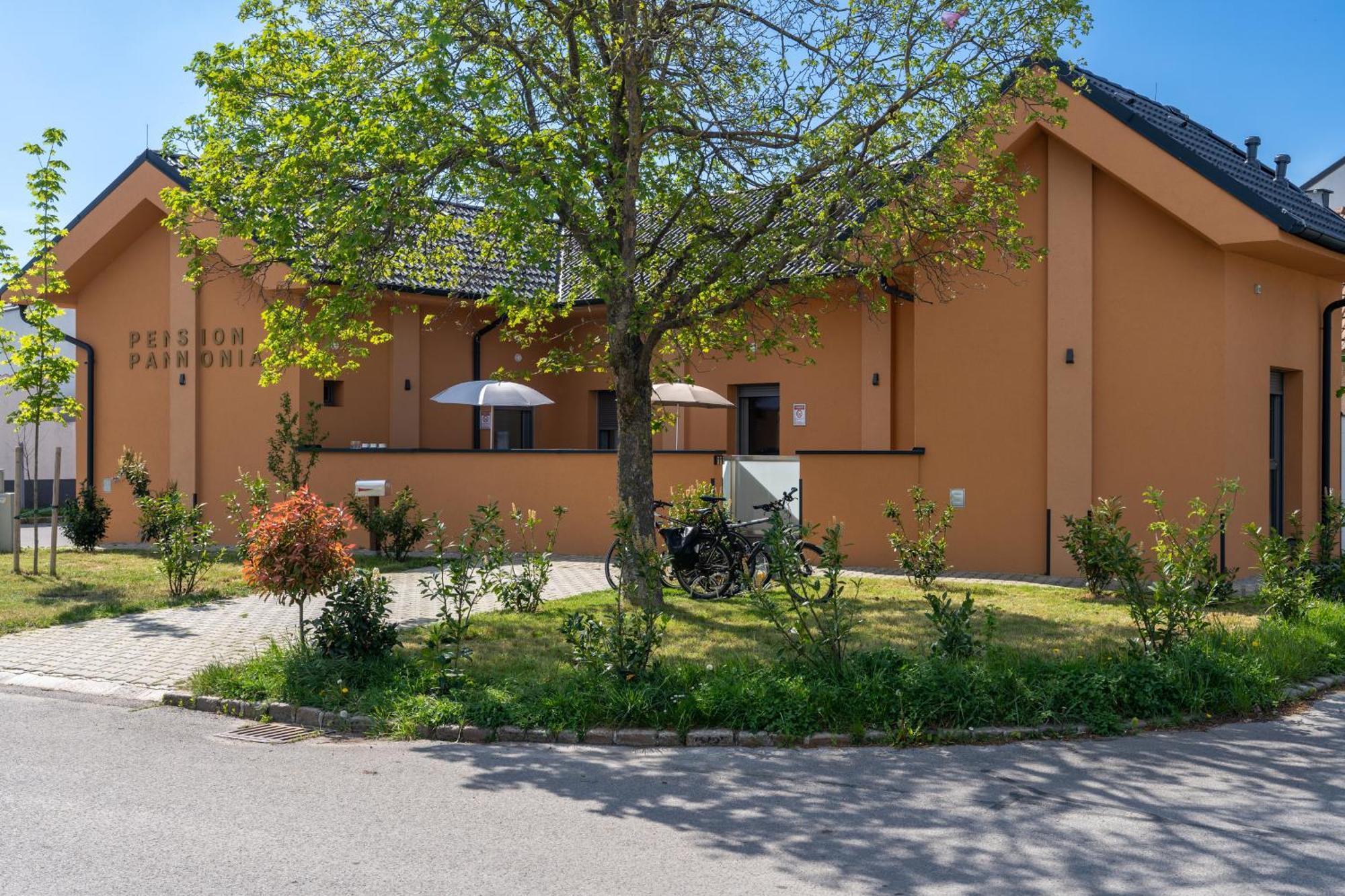 Pension Pannonia Parndorf Exteriör bild
