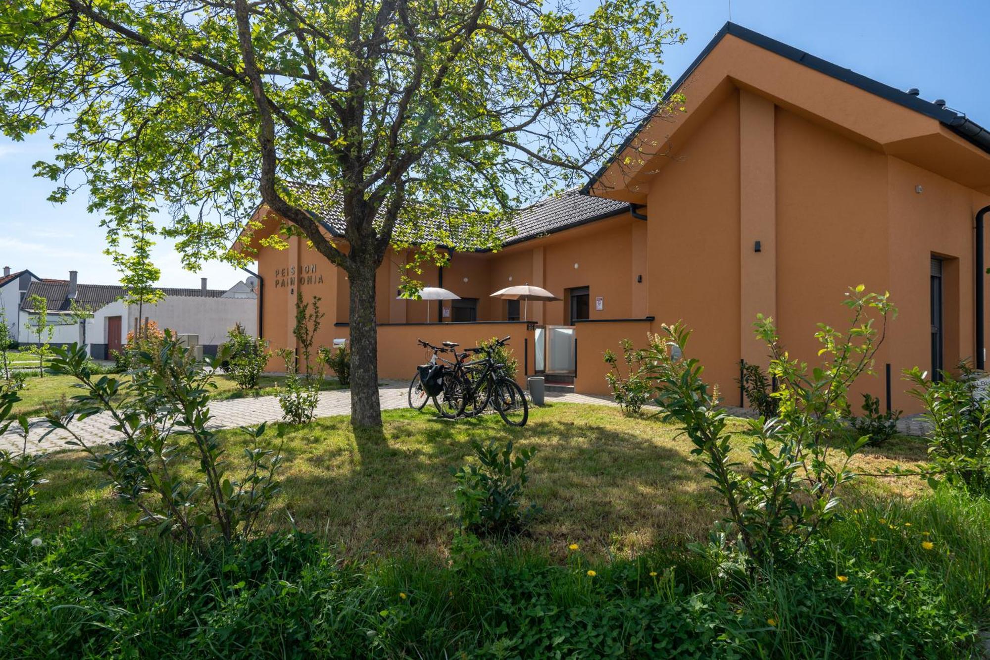 Pension Pannonia Parndorf Exteriör bild