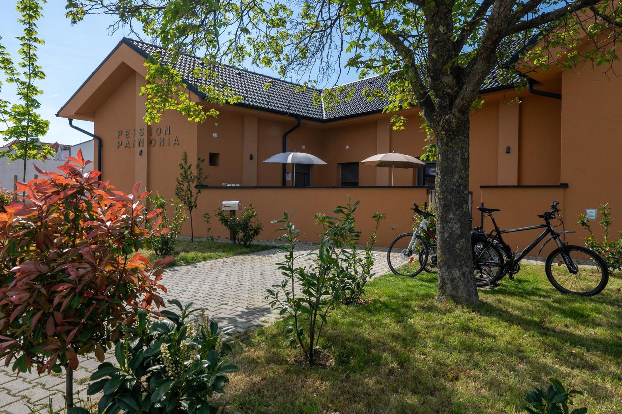 Pension Pannonia Parndorf Exteriör bild